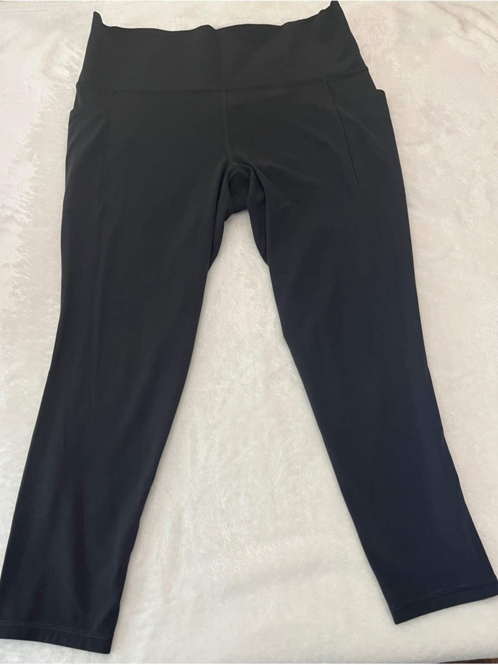 Athleta Black Salutation Stash 7/8 Tight
